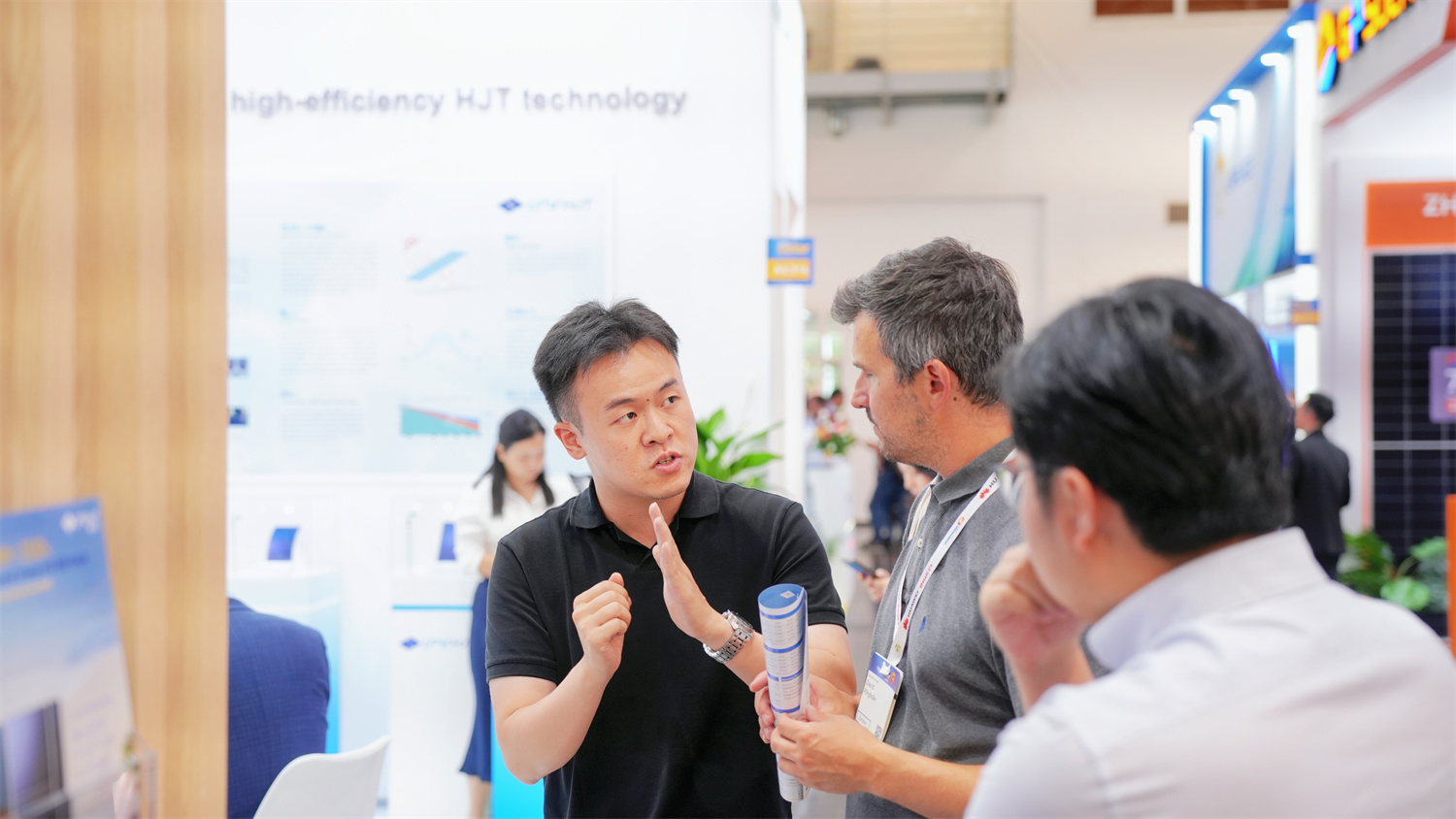 PA直营光伏亮相慕尼黑,高效异质结技术引领光伏创新风潮