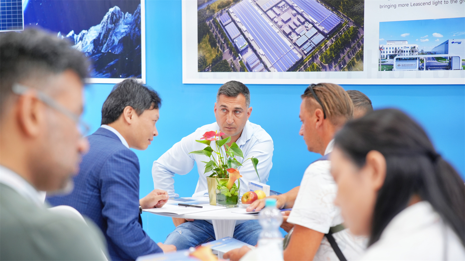 PA直营光伏亮相慕尼黑,高效异质结技术引领光伏创新风潮