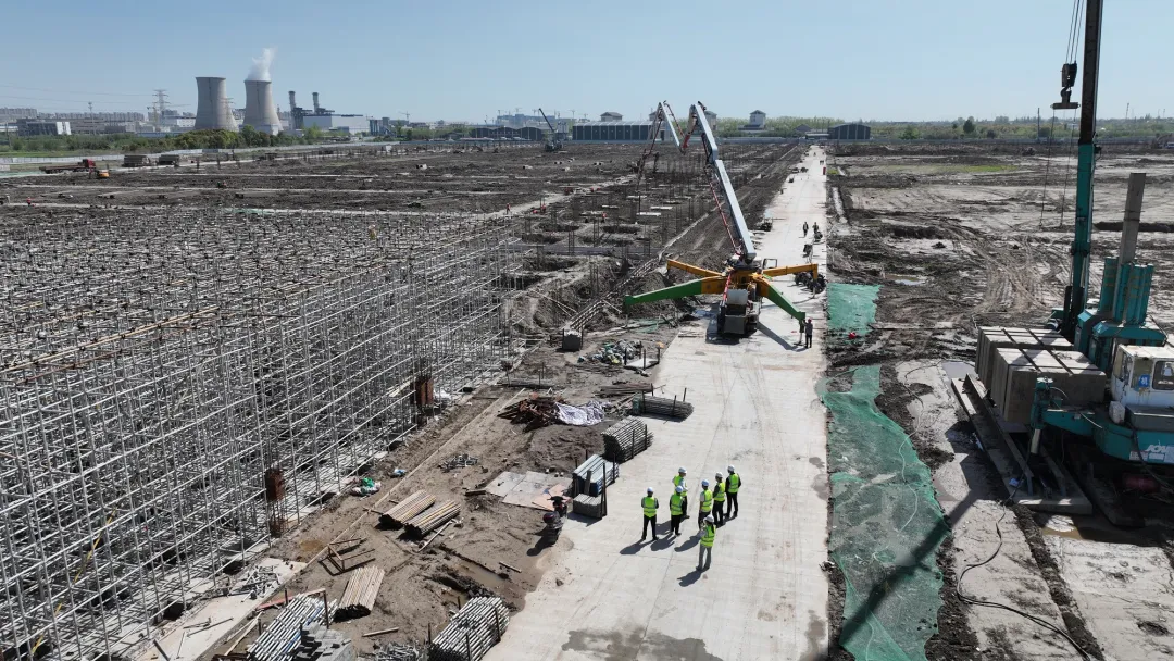 “项”前冲!PA直营光伏科技董事长王新视察江苏南通项目并慰问一线职工